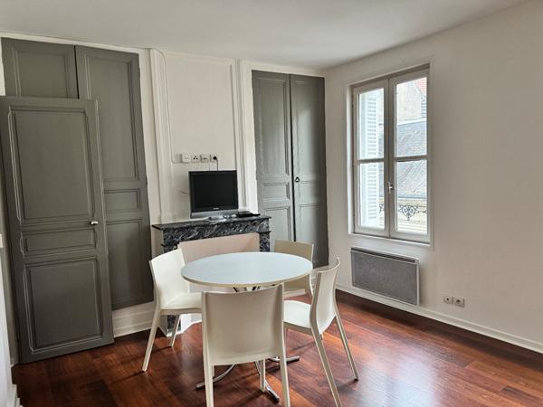 A DEUX PAS DU MARCHE, APPARTEMENT MEUBLE REFAIT RECEMMENT
