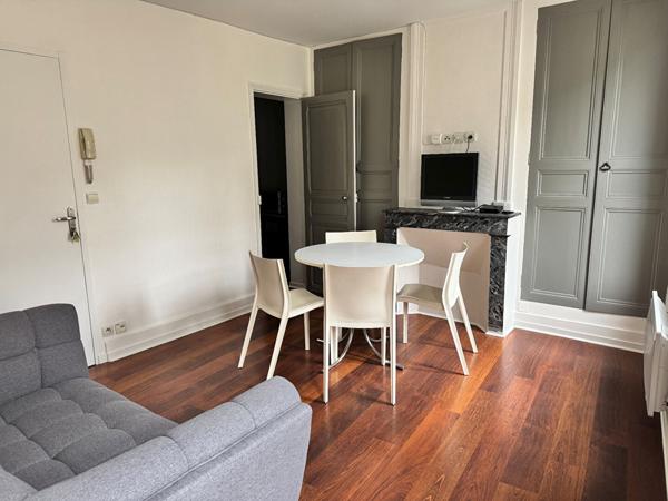 A DEUX PAS DU MARCHE, APPARTEMENT MEUBLE REFAIT RECEMMENT