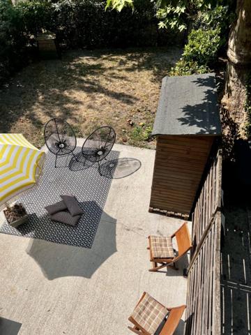 PIERRE DE TAILLE - 3 CHAMBRES - JARDIN - 2 STATIONNEMENTS ET CAVE