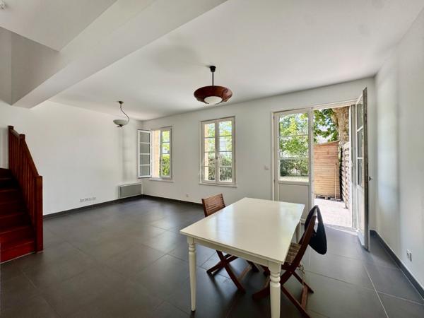 PIERRE DE TAILLE - 3 CHAMBRES - JARDIN - 2 STATIONNEMENTS ET CAVE