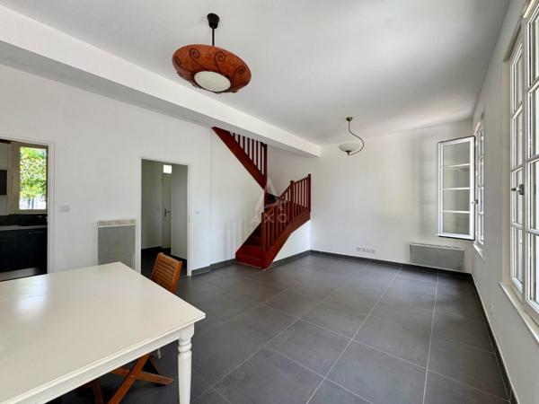 PIERRE DE TAILLE - 3 CHAMBRES - JARDIN - 2 STATIONNEMENTS ET CAVE