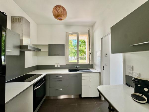 PIERRE DE TAILLE - 3 CHAMBRES - JARDIN - 2 STATIONNEMENTS ET CAVE