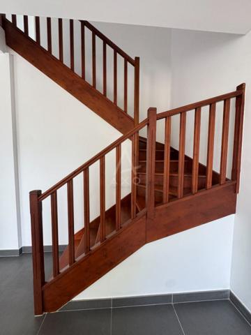 PIERRE DE TAILLE - 3 CHAMBRES - JARDIN - 2 STATIONNEMENTS ET CAVE