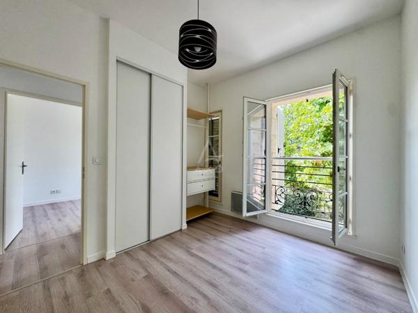 PIERRE DE TAILLE - 3 CHAMBRES - JARDIN - 2 STATIONNEMENTS ET CAVE