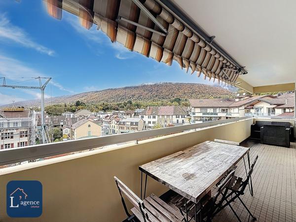 Appartement T5  au dernier étage avec poêle à bûches, 3 balcons et vue sur la chaîne des Alpes et le Jura, en plein cœur de Gex