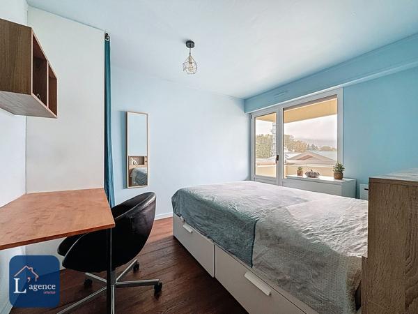 Appartement T5  au dernier étage avec poêle à bûches, 3 balcons et vue sur la chaîne des Alpes et le Jura, en plein cœur de Gex