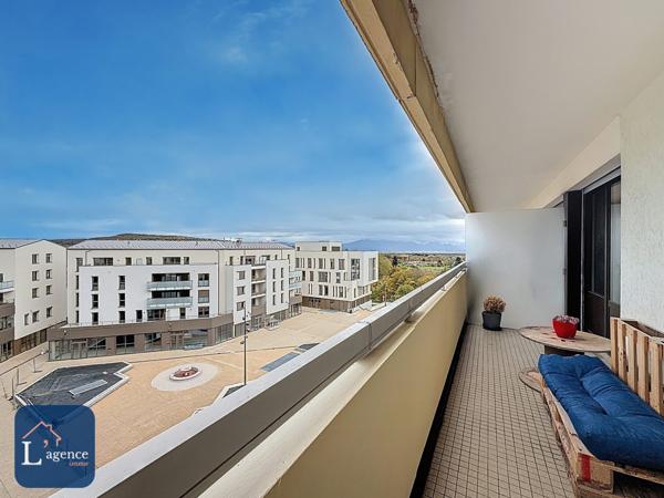 Appartement T5  au dernier étage avec poêle à bûches, 3 balcons et vue sur la chaîne des Alpes et le Jura, en plein cœur de Gex