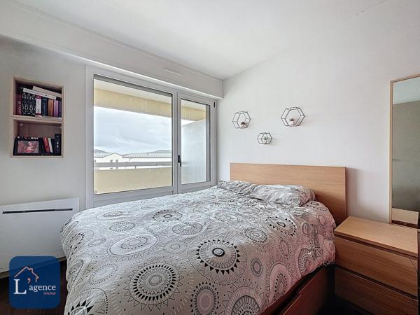 Appartement T5  au dernier étage avec poêle à bûches, 3 balcons et vue sur la chaîne des Alpes et le Jura, en plein cœur de Gex