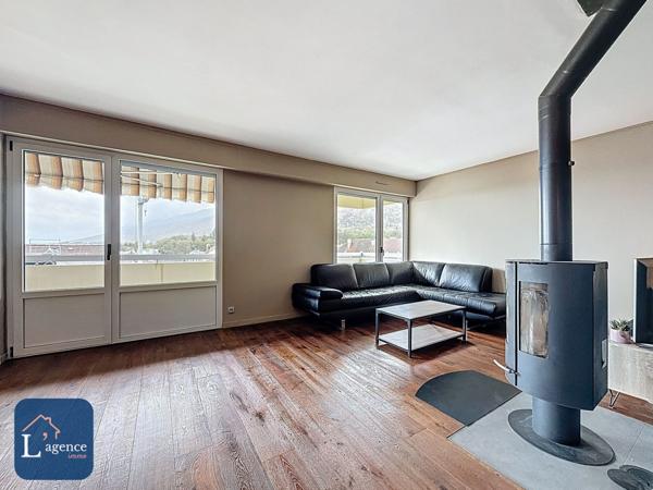 Appartement T5  au dernier étage avec poêle à bûches, 3 balcons et vue sur la chaîne des Alpes et le Jura, en plein cœur de Gex