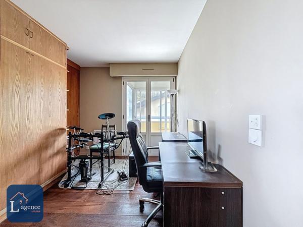 Appartement T5  au dernier étage avec poêle à bûches, 3 balcons et vue sur la chaîne des Alpes et le Jura, en plein cœur de Gex