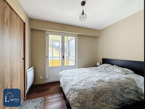 Appartement T5  au dernier étage avec poêle à bûches, 3 balcons et vue sur la chaîne des Alpes et le Jura, en plein cœur de Gex