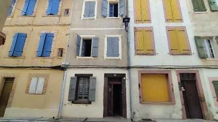 Maison de ville 108 m2, avec jardin, à rénover.