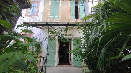 Maison de ville 108 m2, avec jardin, à rénover.