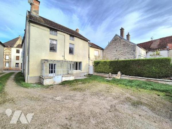 Au centre village d'Essoyes, à proximité des commerces et des commodités à pied, venez découvri...