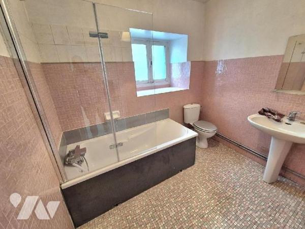 Au centre village d'Essoyes, à proximité des commerces et des commodités à pied, venez découvri...