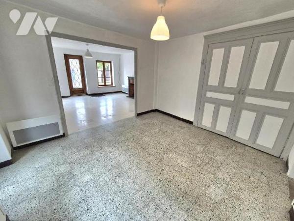 Au centre village d'Essoyes, à proximité des commerces et des commodités à pied, venez découvri...