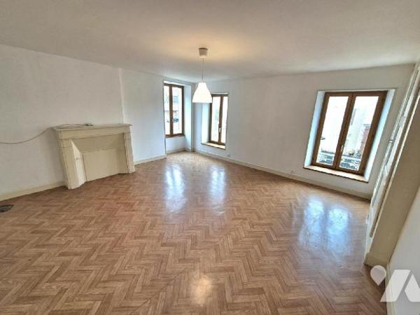 Au centre village d'Essoyes, à proximité des commerces et des commodités à pied, venez découvri...