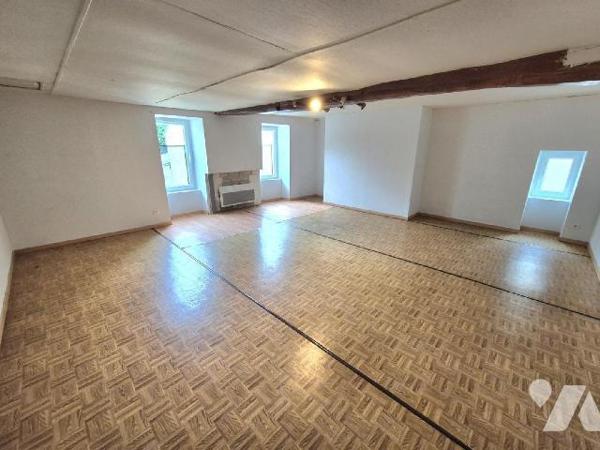 Au centre village d'Essoyes, à proximité des commerces et des commodités à pied, venez découvri...