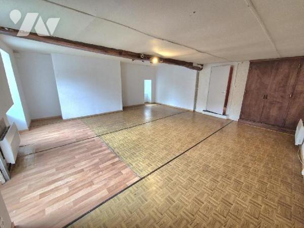 Au centre village d'Essoyes, à proximité des commerces et des commodités à pied, venez découvri...