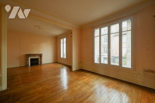 Appartement avec plancher en bois massif, belle hauteur de plafond, cheminées et une terrasse