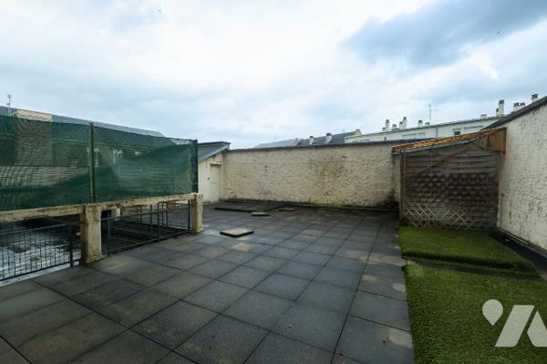 Appartement avec plancher en bois massif, belle hauteur de plafond, cheminées et une terrasse