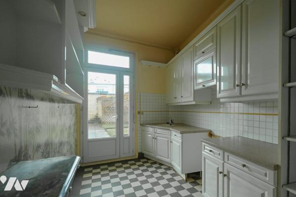 Appartement avec plancher en bois massif, belle hauteur de plafond, cheminées et une terrasse