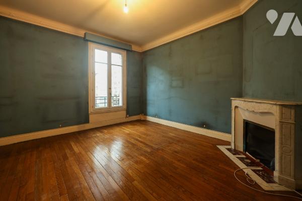 Appartement avec plancher en bois massif, belle hauteur de plafond, cheminées et une terrasse