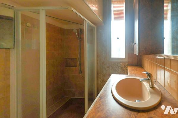 Appartement avec plancher en bois massif, belle hauteur de plafond, cheminées et une terrasse