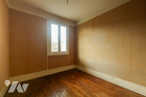 Appartement avec plancher en bois massif, belle hauteur de plafond, cheminées et une terrasse