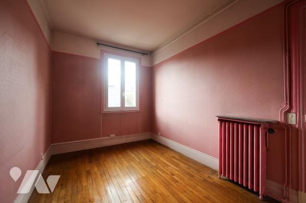Appartement avec plancher en bois massif, belle hauteur de plafond, cheminées et une terrasse