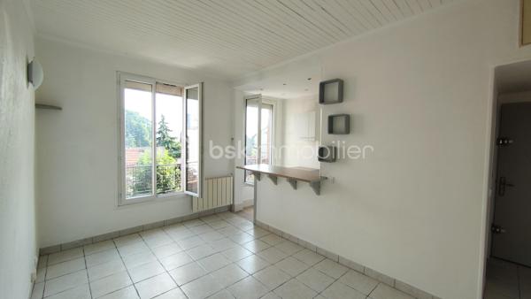 Idéal investissement ou premier achat pour ce studio fonctionnel de 20,4 m² au cœur d'une petite copropriété.
Situé au 2ème étage d'un immeuble ancien de caractère en briques dans le quartier de Merlan, découvrez ce charmant studio de 20,4 m² à l’agencement optimisé.

Ce bien se compose :
D’une agréable pièce principale de plus de 18 m² intégrant un espace de vie lumineux, un coin cuisine équipé et un grand placard de rangement intégré, d’une salle d’eau privative et fonctionnelle avec WC.  

Les atouts majeurs :
Charges très faibles : Petite copropriété à taille humaine de seulement 9 lots d'habitation, gérée par un syndic bénévole. Les charges sont d'environ 75 €/mois comprenant l'électricité des communs et la quote-part de la taxe d'ordures ménagères, soumis à régularisation annuelle.

Bien vendu libre de toute occupation, parfait pour y habiter immédiatement ou choisir vous-même votre futur locataire.

A vos appels !