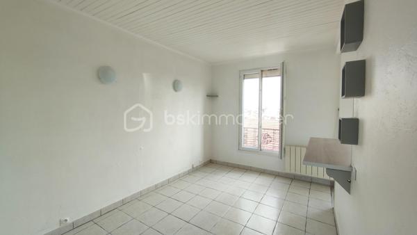 Idéal investissement ou premier achat pour ce studio fonctionnel de 20,4 m² au cœur d'une petite copropriété.
Situé au 2ème étage d'un immeuble ancien de caractère en briques dans le quartier de Merlan, découvrez ce charmant studio de 20,4 m² à l’agencement optimisé.

Ce bien se compose :
D’une agréable pièce principale de plus de 18 m² intégrant un espace de vie lumineux, un coin cuisine équipé et un grand placard de rangement intégré, d’une salle d’eau privative et fonctionnelle avec WC.  

Les atouts majeurs :
Charges très faibles : Petite copropriété à taille humaine de seulement 9 lots d'habitation, gérée par un syndic bénévole. Les charges sont d'environ 75 €/mois comprenant l'électricité des communs et la quote-part de la taxe d'ordures ménagères, soumis à régularisation annuelle.

Bien vendu libre de toute occupation, parfait pour y habiter immédiatement ou choisir vous-même votre futur locataire.

A vos appels !