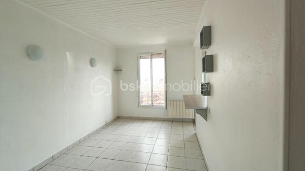 Idéal investissement ou premier achat pour ce studio fonctionnel de 20,4 m² au cœur d'une petite copropriété.
Situé au 2ème étage d'un immeuble ancien de caractère en briques dans le quartier de Merlan, découvrez ce charmant studio de 20,4 m² à l’agencement optimisé.

Ce bien se compose :
D’une agréable pièce principale de plus de 18 m² intégrant un espace de vie lumineux, un coin cuisine équipé et un grand placard de rangement intégré, d’une salle d’eau privative et fonctionnelle avec WC.  

Les atouts majeurs :
Charges très faibles : Petite copropriété à taille humaine de seulement 9 lots d'habitation, gérée par un syndic bénévole. Les charges sont d'environ 75 €/mois comprenant l'électricité des communs et la quote-part de la taxe d'ordures ménagères, soumis à régularisation annuelle.

Bien vendu libre de toute occupation, parfait pour y habiter immédiatement ou choisir vous-même votre futur locataire.

A vos appels !