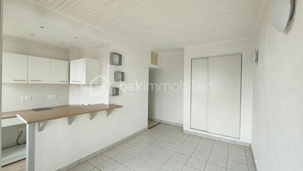 Idéal investissement ou premier achat pour ce studio fonctionnel de 20,4 m² au cœur d'une petite copropriété.
Situé au 2ème étage d'un immeuble ancien de caractère en briques dans le quartier de Merlan, découvrez ce charmant studio de 20,4 m² à l’agencement optimisé.

Ce bien se compose :
D’une agréable pièce principale de plus de 18 m² intégrant un espace de vie lumineux, un coin cuisine équipé et un grand placard de rangement intégré, d’une salle d’eau privative et fonctionnelle avec WC.  

Les atouts majeurs :
Charges très faibles : Petite copropriété à taille humaine de seulement 9 lots d'habitation, gérée par un syndic bénévole. Les charges sont d'environ 75 €/mois comprenant l'électricité des communs et la quote-part de la taxe d'ordures ménagères, soumis à régularisation annuelle.

Bien vendu libre de toute occupation, parfait pour y habiter immédiatement ou choisir vous-même votre futur locataire.

A vos appels !