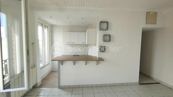 Idéal investissement ou premier achat pour ce studio fonctionnel de 20,4 m² au cœur d'une petite copropriété.
Situé au 2ème étage d'un immeuble ancien de caractère en briques dans le quartier de Merlan, découvrez ce charmant studio de 20,4 m² à l’agencement optimisé.

Ce bien se compose :
D’une agréable pièce principale de plus de 18 m² intégrant un espace de vie lumineux, un coin cuisine équipé et un grand placard de rangement intégré, d’une salle d’eau privative et fonctionnelle avec WC.  

Les atouts majeurs :
Charges très faibles : Petite copropriété à taille humaine de seulement 9 lots d'habitation, gérée par un syndic bénévole. Les charges sont d'environ 75 €/mois comprenant l'électricité des communs et la quote-part de la taxe d'ordures ménagères, soumis à régularisation annuelle.

Bien vendu libre de toute occupation, parfait pour y habiter immédiatement ou choisir vous-même votre futur locataire.

A vos appels !
