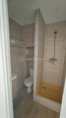 Idéal investissement ou premier achat pour ce studio fonctionnel de 20,4 m² au cœur d'une petite copropriété.
Situé au 2ème étage d'un immeuble ancien de caractère en briques dans le quartier de Merlan, découvrez ce charmant studio de 20,4 m² à l’agencement optimisé.

Ce bien se compose :
D’une agréable pièce principale de plus de 18 m² intégrant un espace de vie lumineux, un coin cuisine équipé et un grand placard de rangement intégré, d’une salle d’eau privative et fonctionnelle avec WC.  

Les atouts majeurs :
Charges très faibles : Petite copropriété à taille humaine de seulement 9 lots d'habitation, gérée par un syndic bénévole. Les charges sont d'environ 75 €/mois comprenant l'électricité des communs et la quote-part de la taxe d'ordures ménagères, soumis à régularisation annuelle.

Bien vendu libre de toute occupation, parfait pour y habiter immédiatement ou choisir vous-même votre futur locataire.

A vos appels !