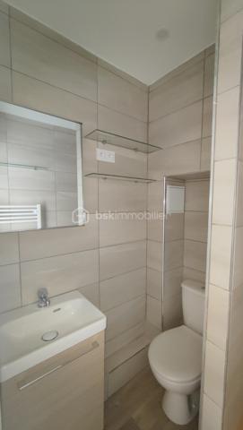 Idéal investissement ou premier achat pour ce studio fonctionnel de 20,4 m² au cœur d'une petite copropriété.
Situé au 2ème étage d'un immeuble ancien de caractère en briques dans le quartier de Merlan, découvrez ce charmant studio de 20,4 m² à l’agencement optimisé.

Ce bien se compose :
D’une agréable pièce principale de plus de 18 m² intégrant un espace de vie lumineux, un coin cuisine équipé et un grand placard de rangement intégré, d’une salle d’eau privative et fonctionnelle avec WC.  

Les atouts majeurs :
Charges très faibles : Petite copropriété à taille humaine de seulement 9 lots d'habitation, gérée par un syndic bénévole. Les charges sont d'environ 75 €/mois comprenant l'électricité des communs et la quote-part de la taxe d'ordures ménagères, soumis à régularisation annuelle.

Bien vendu libre de toute occupation, parfait pour y habiter immédiatement ou choisir vous-même votre futur locataire.

A vos appels !
