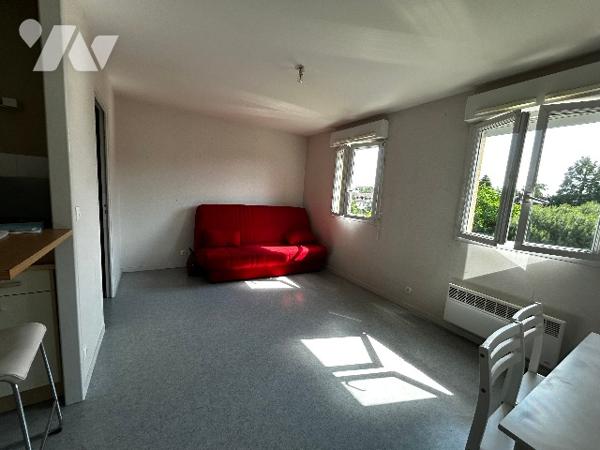 Appartement 2ème étage, dans résidence calme et proche des commodités avec place parking extérieur