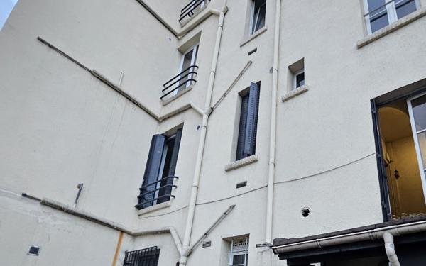 Immeuble à vendre    9 pièces •  Saint-Denis