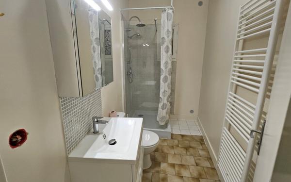 Immeuble à vendre    9 pièces •  Saint-Denis