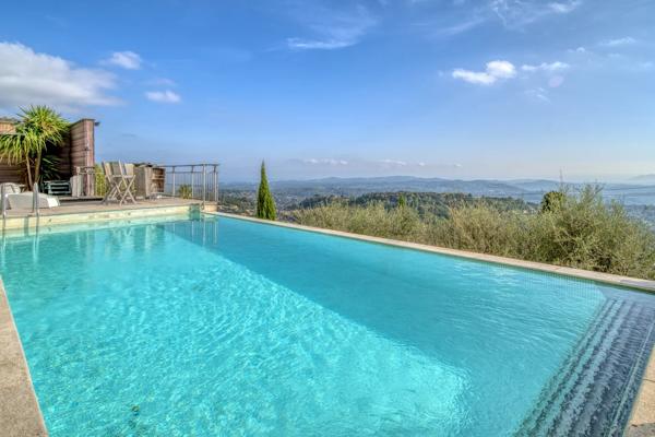 Belle propriété avec vue panoramique sur la mer