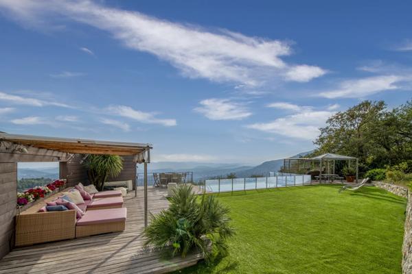 Belle propriété avec vue panoramique sur la mer