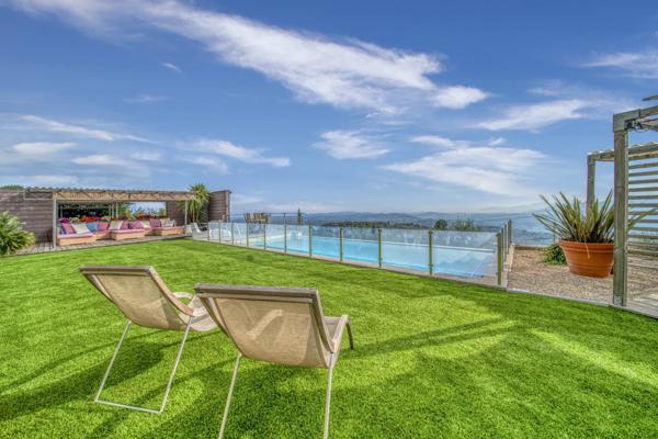 Belle propriété avec vue panoramique sur la mer