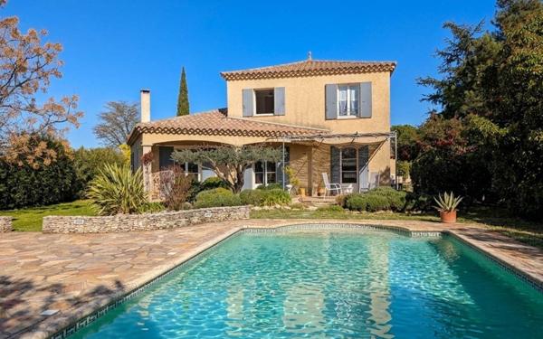 Maison à vendre    3 pièces •  Uzès