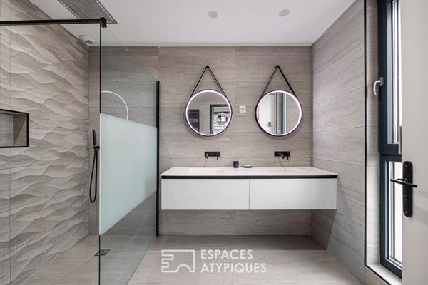 Maison contemporaine d’architecte avec vue panoramique et piscine