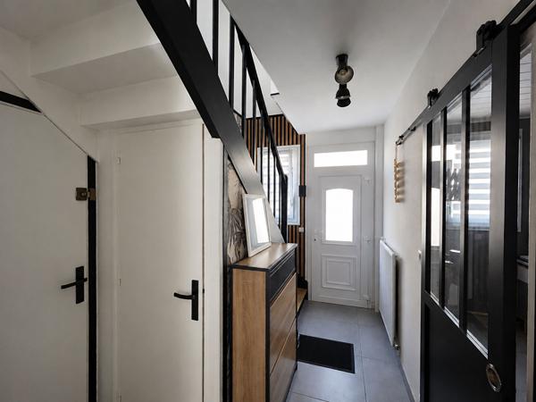 LE MANS . Maison de ville rénovée avec goût, à seulement 3 km du centre-ville !