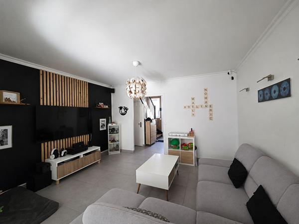 LE MANS . Maison de ville rénovée avec goût, à seulement 3 km du centre-ville !