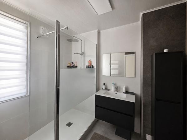 LE MANS . Maison de ville rénovée avec goût, à seulement 3 km du centre-ville !