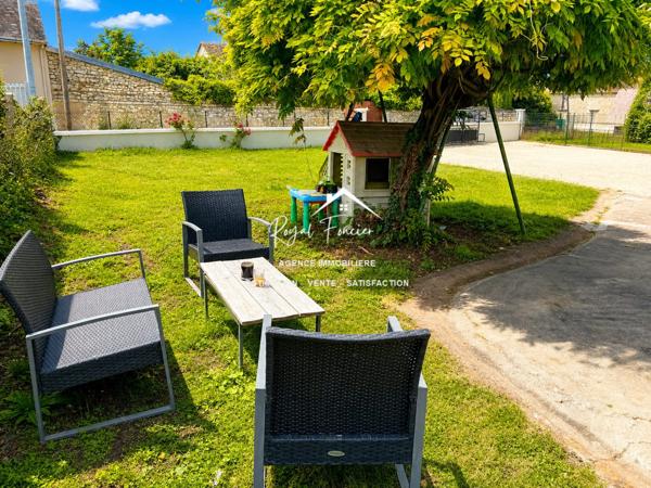 Vue sur la cour, beau jardin clos, quartier très recherché