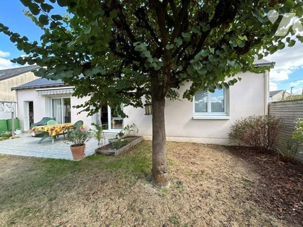 Maison familiale de 1992 offrant de beaux volumes et une distribution fonctionnelle sur deux niveaux